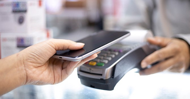 Płatności zbliżeniowe BLIK przez telefon są proste i stają się tak samo naturalne, jak płatność kartą zbliżeniowo.